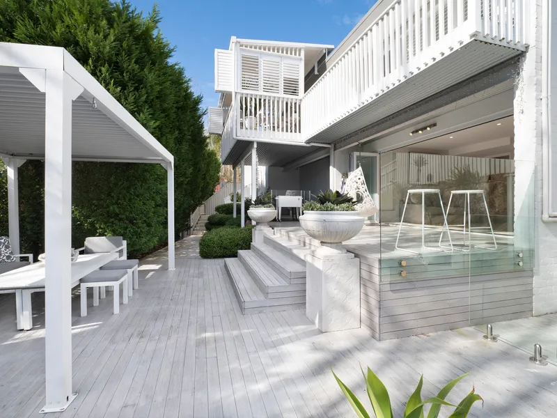 Fully Renovated Entertainer's Dream!