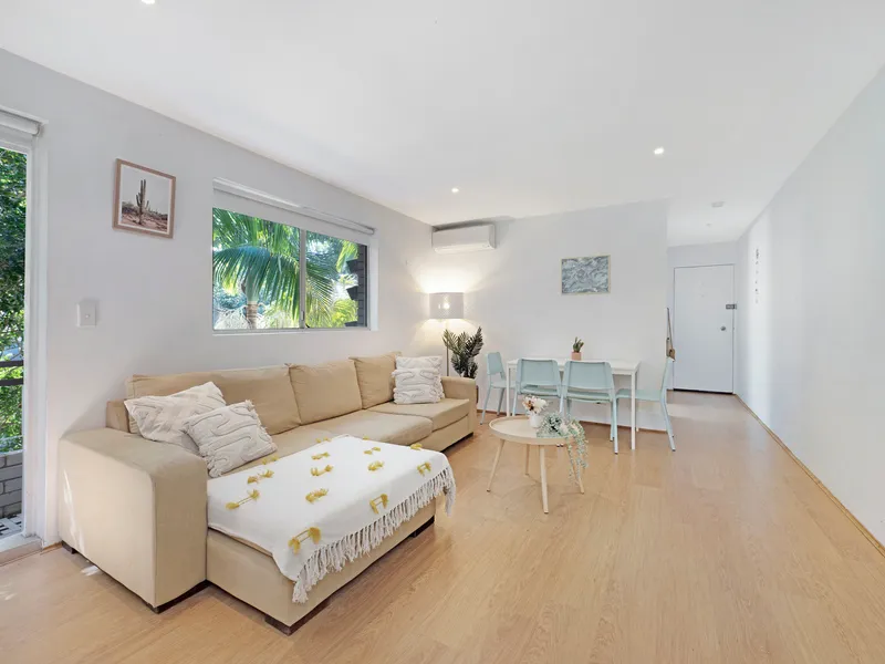 Oversized Boutique Apartment, Parkside Living meets Village Convenience