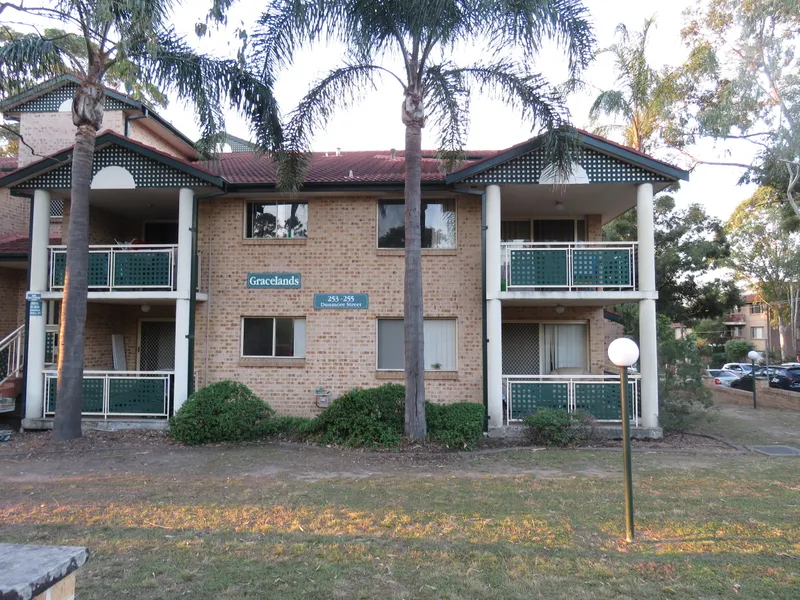 Bright and Spacious 2 Bedroom Unit 