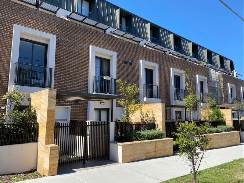 Ultimate Three Bedrooms Townhouse In The Heart Of Rosebery For Lease!