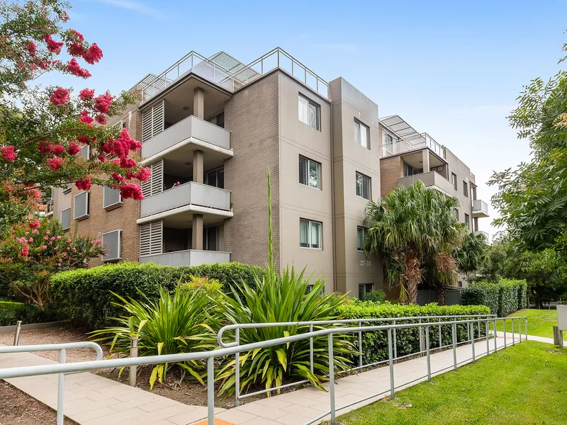 Light Filled East Facing Executive Living, Ultra-Convenient Locale