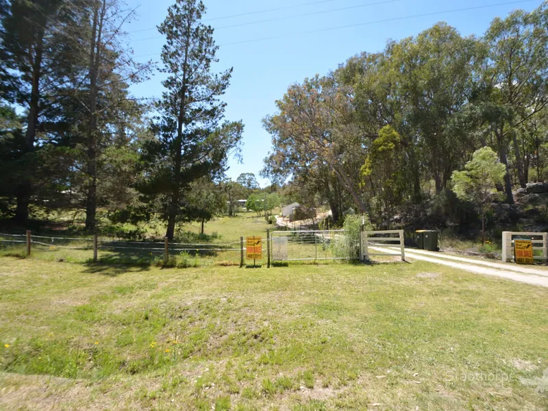 STANTHORPE – 5 ACRES IN SOUGHT AFTER ‘GLENLYON DRIVE’ – 2 HOUSES, BIG AMERICAN BARN + DAM