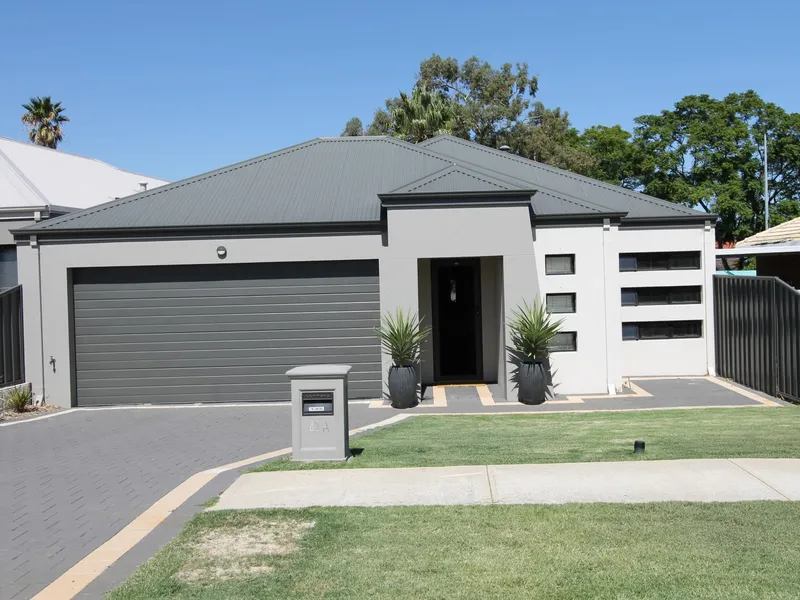 PROPERTY IS UNDER APPLICATION - LOVELY 3 BED, 2 BATHROOM