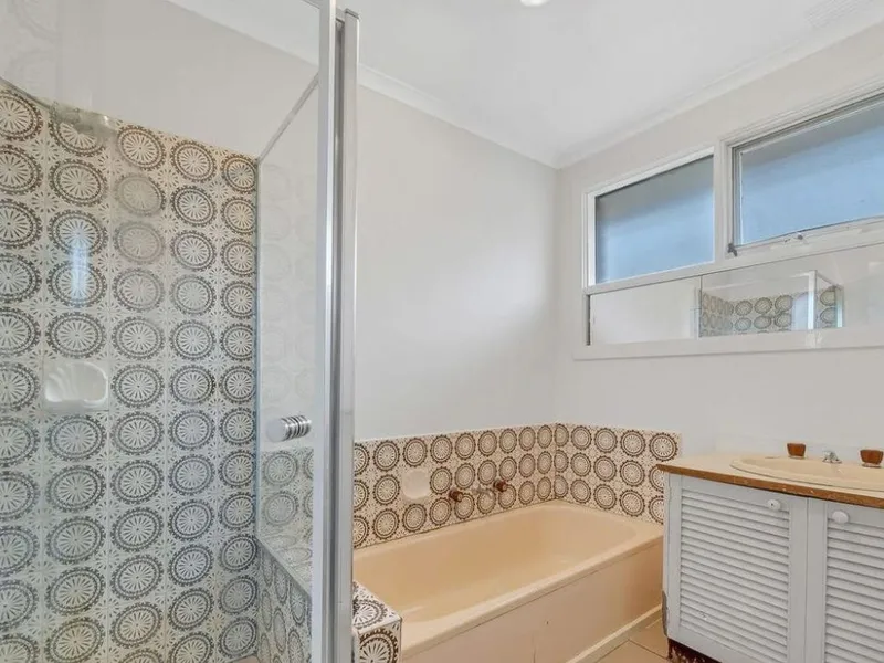 3 beds 1.5 baths House for rent
