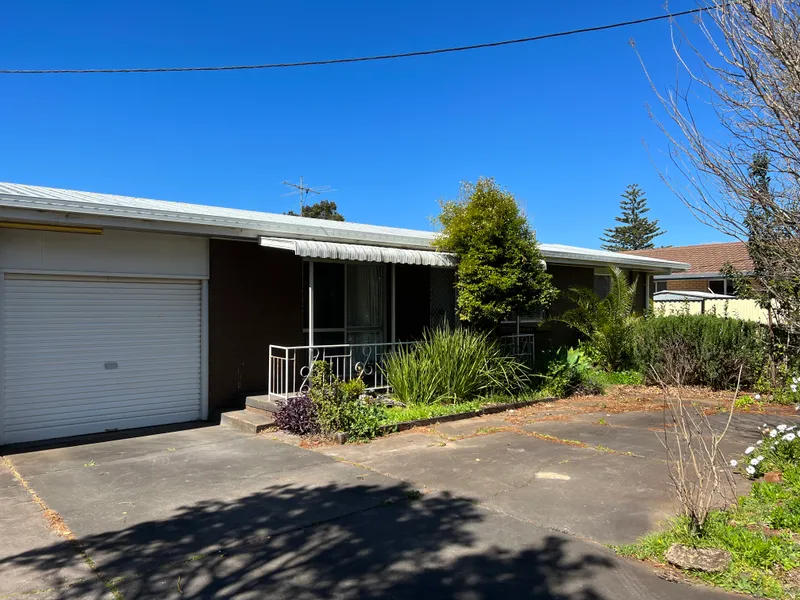 3 bedroom Unit Close to shops