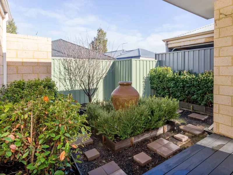 LOVELY 3X2 WITH STUNNING GARDENS!