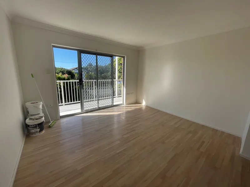 Lovely, light & airy, freshly renovated 2 bedroom unit - walk to Chirn Park & Broadwater