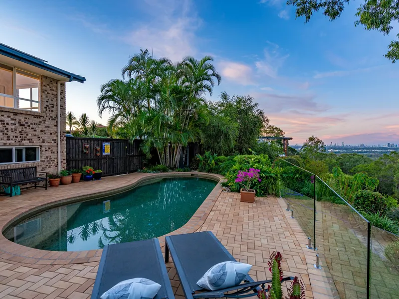 EXPANSIVE CITY, OCEAN AND HINTERLAND VIEWS, IN MUDGEERABA'S PREMIERE STREET