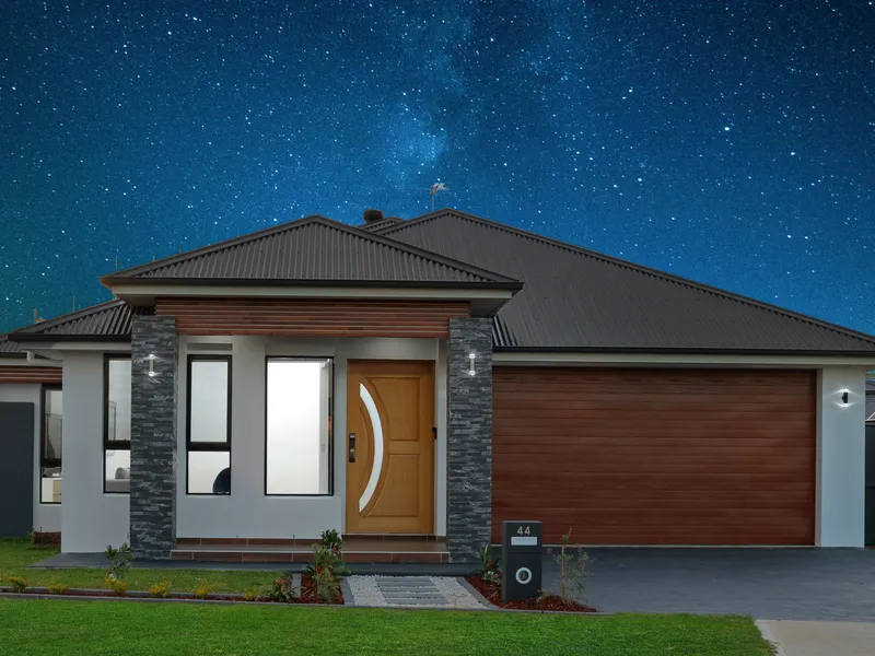 Luxuriously Expansive Home with a great view– Families and Investors, Act Now!