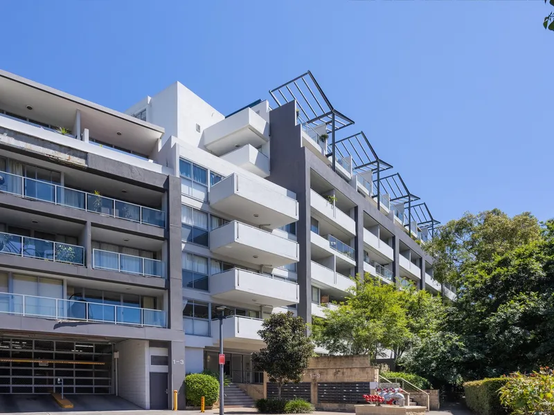 Don't Miss out this Prefect location lift throught Apartment