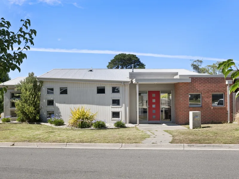TOWNHOUSE IN TRANQUIL BROWN HILL