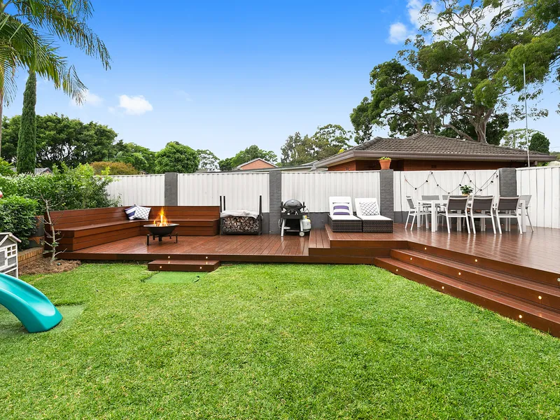 Coastal entertainer with house -sized lawn and deck