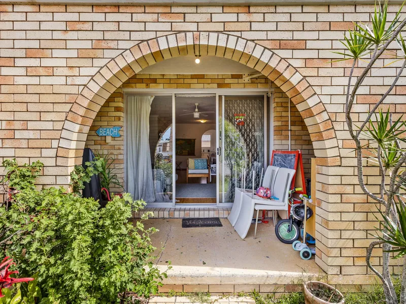 BEAUTIFULLY PRESENTED 2 BEDROOM UNIT FULLY FURNISHED!!