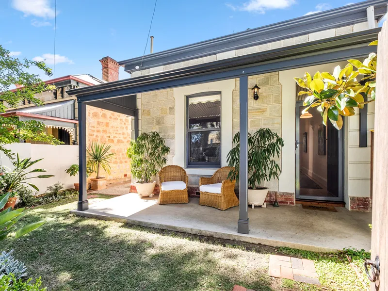 A country-chic cottage extension meets the serene city-fringe streets of Eastwood…