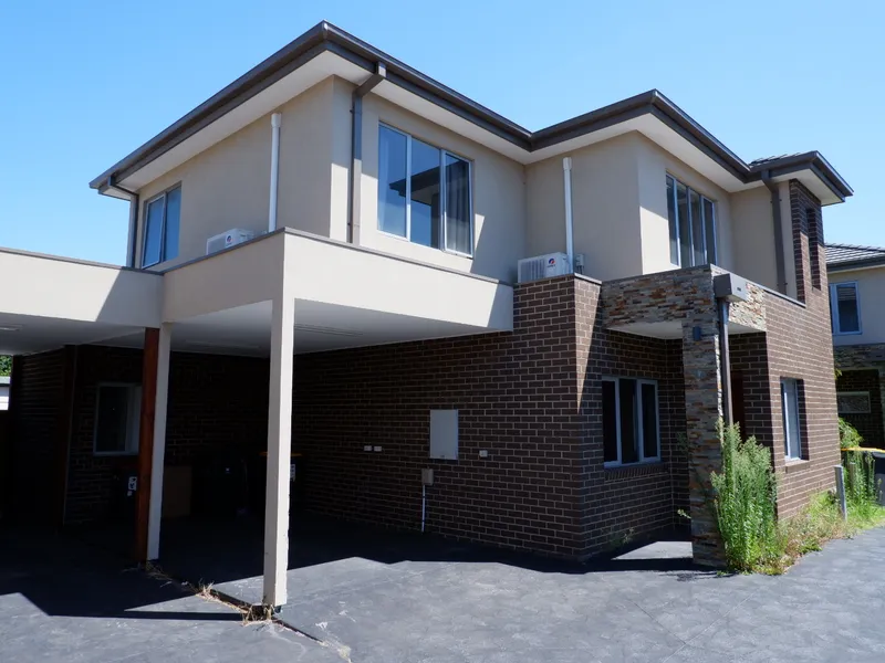 Nearly New Townhouse, Walk to Clayton Central!