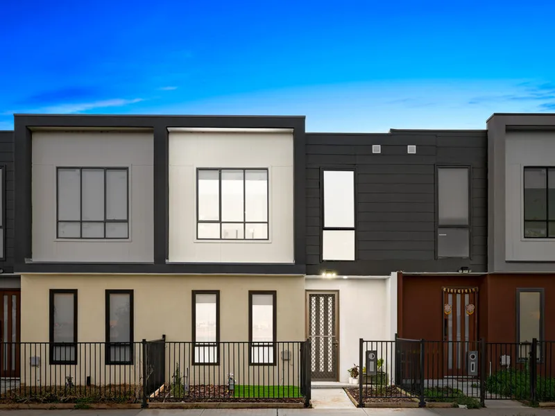 Modern Townhome Perfect for Contemporary Living!!