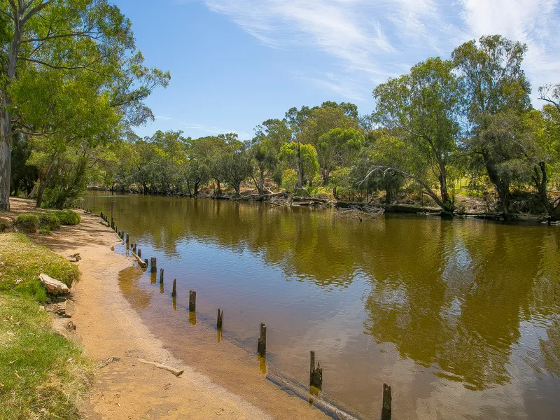 Viveash Piece of Paradise: La Salle College, Swan River and Swan Valley All Close By!