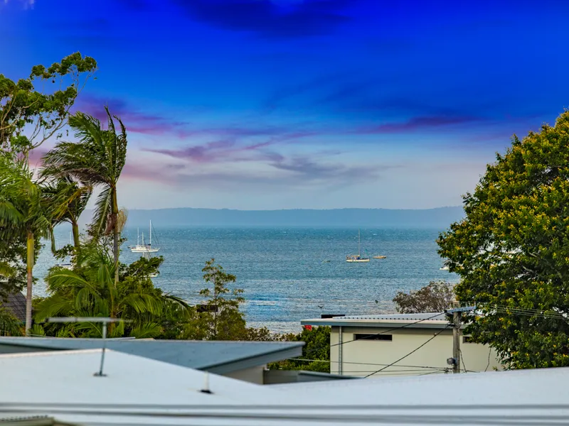 Large Modern Family Home with Beautiful Bay Views 