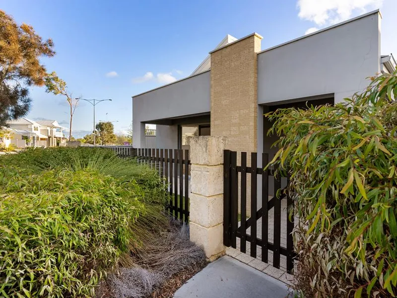 LOVELY FAMILY HOME OVERLOOKING PARK!