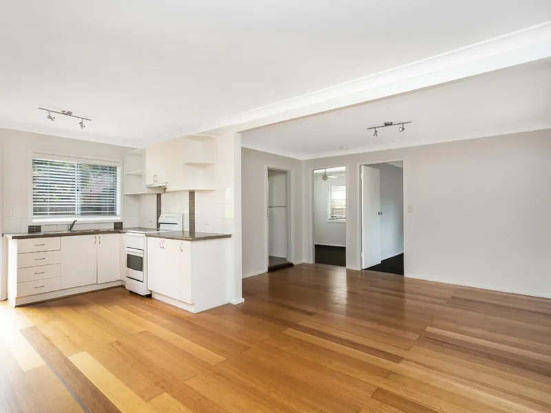 Downstairs Flat - Freshly painted & new carpet RENT includes ELECTRICITY & WATER