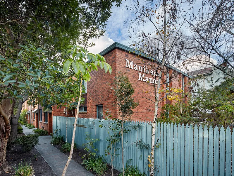 Conveniently located near shops, transport & Monash Uni