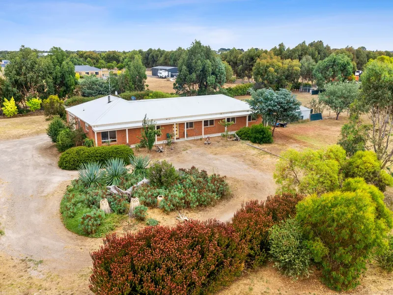 Country Charm with Superb Entertaining Options