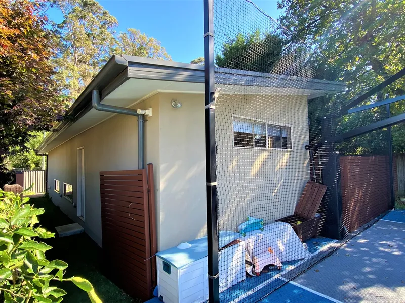 Private room with shared bathroom in a standalone house close to Lindfield train station