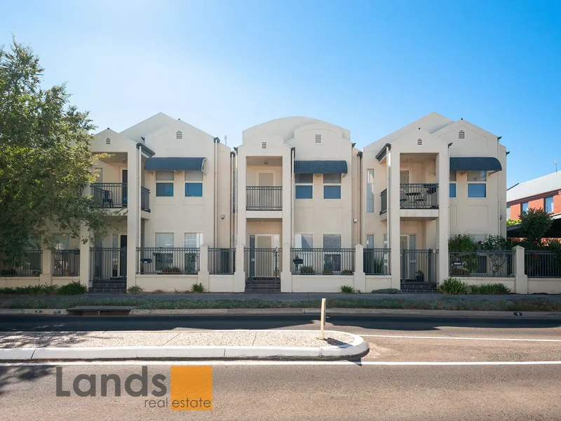 Superb Townhouse in Mawson Lakes.