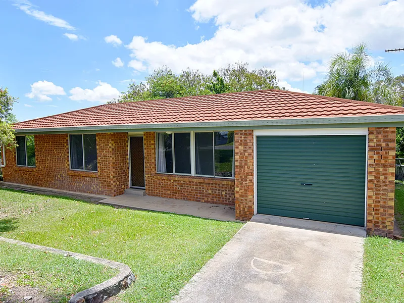 SOLID LOW SET THREE BEDROOM HOME LOCATED IN POPULAR SUBURB