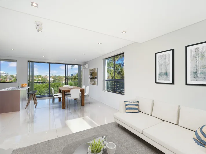 Lifestyle, Sunny T/house Convenient to shops, bus & schools Perfect easy living