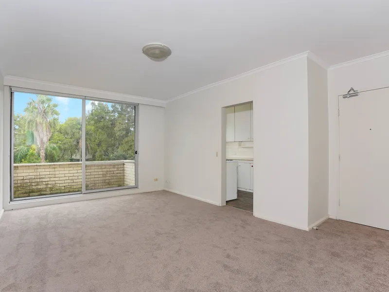 MASSIVE SPACE - TOP FLOOR - POOL IN COMPLEX