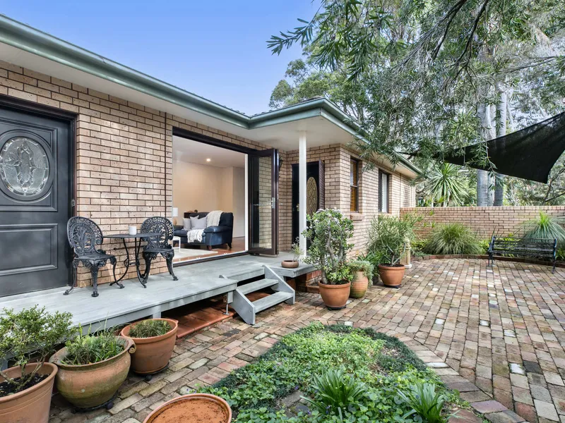 IMPECCABLY PRESENTED SINGLE LEVEL VILLA HOME