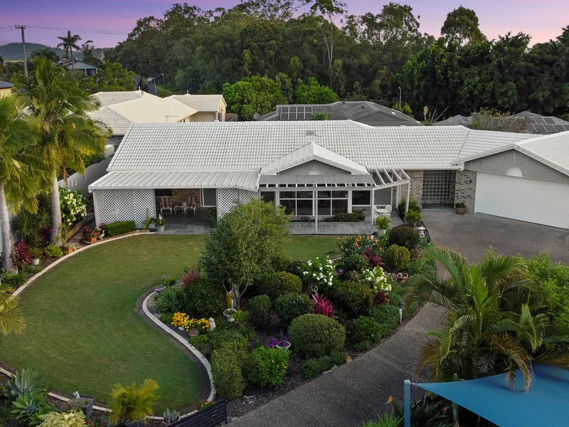 HILLTOP LIVING IN QUIET CUL-DE-SAC ON MASSIVE 962m2 BLOCK