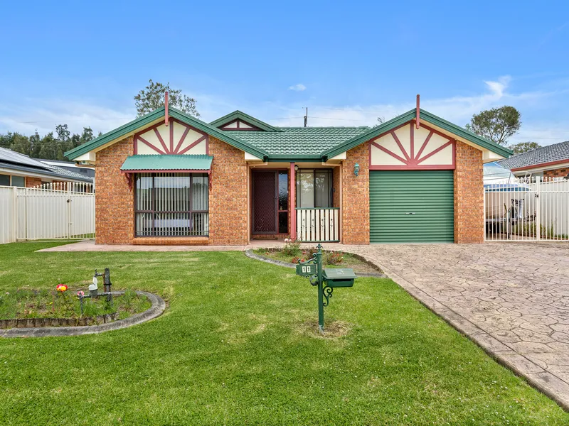 Positioned in a quiet cul-de-sac street on Macquarie Shores Estate