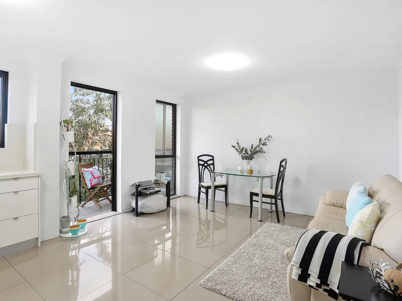 Stunning Light Filled Unfurnished One Bedroom Apartment