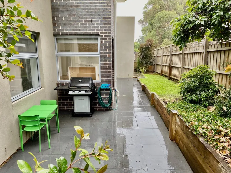 STUNNING SPACIOUS TWO BEDROOM APARTMENT SITUATED IN A QUIET LOCATION !!