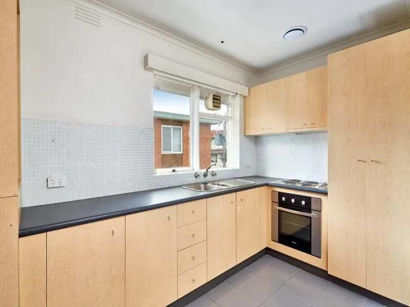 Very large and bright apartment Freshly painted Elwood gem! Close to shopping and public transport