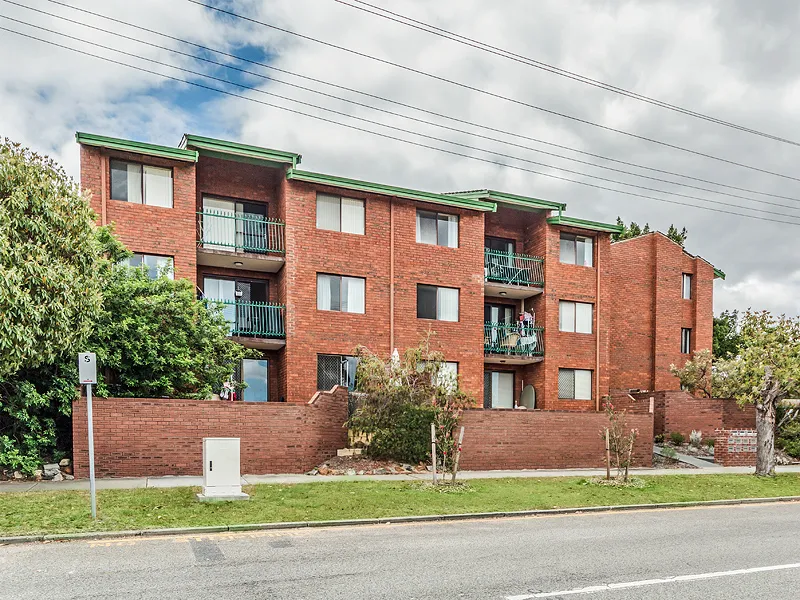 RENOVATED 2 BEDROOM APARTMENT WITH CITY VIEWS