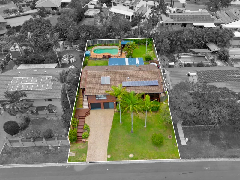 PERFECT FAMILY HOME & FANTASTIC ENTERTAINER IN THE HEART OF HIGHLY-SOUGHT ASHMORE !!!