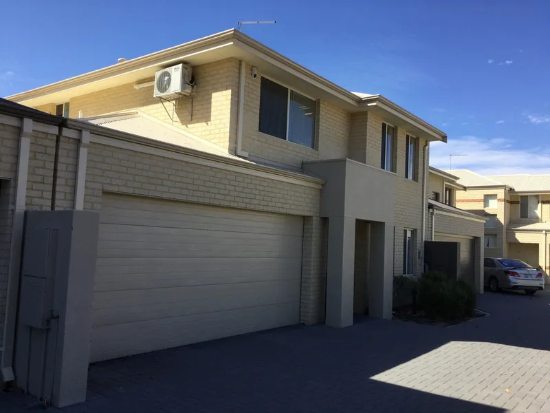 MODERN 4 X 2 TOWNHOUSE