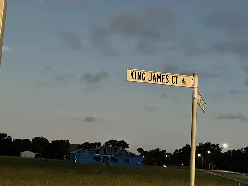 Flat One Acre Walk To The Beach