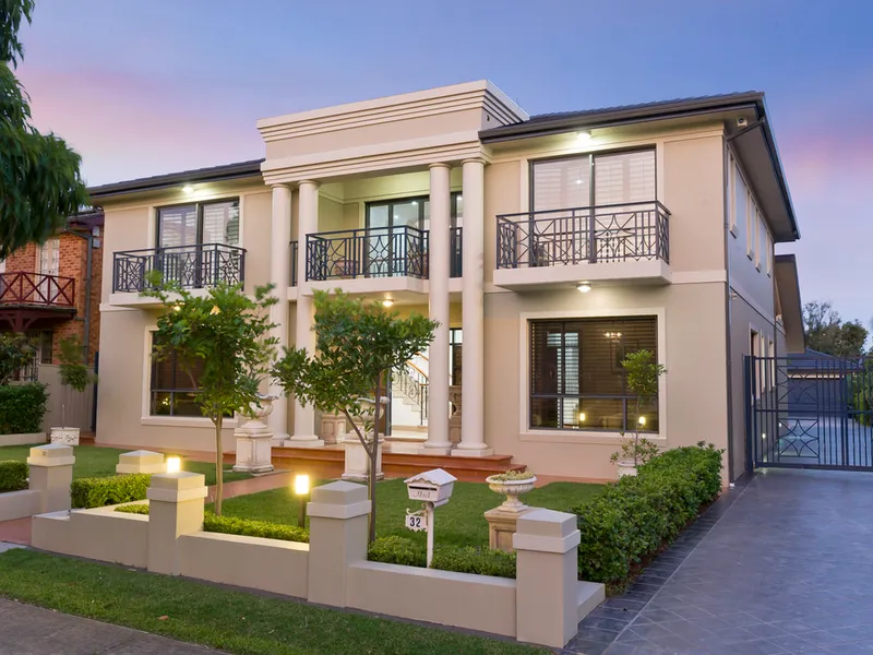 LUXURY LIVING IN PRIME LOCATION !!!