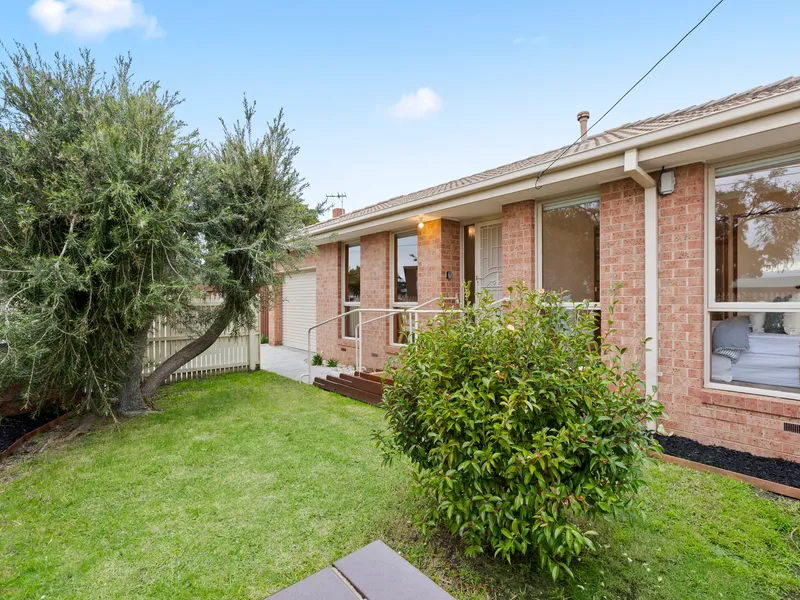 Live Just Footsteps to Main St & Bay