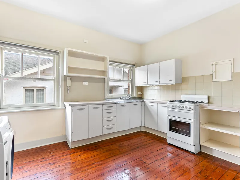 SPACIOUS ART DECO APARTMENT - **OPEN FOR INSPECTION WED 14TH APR AT 12:50 - 1:05PM** CONTACT NADIA ON 0434 291 021