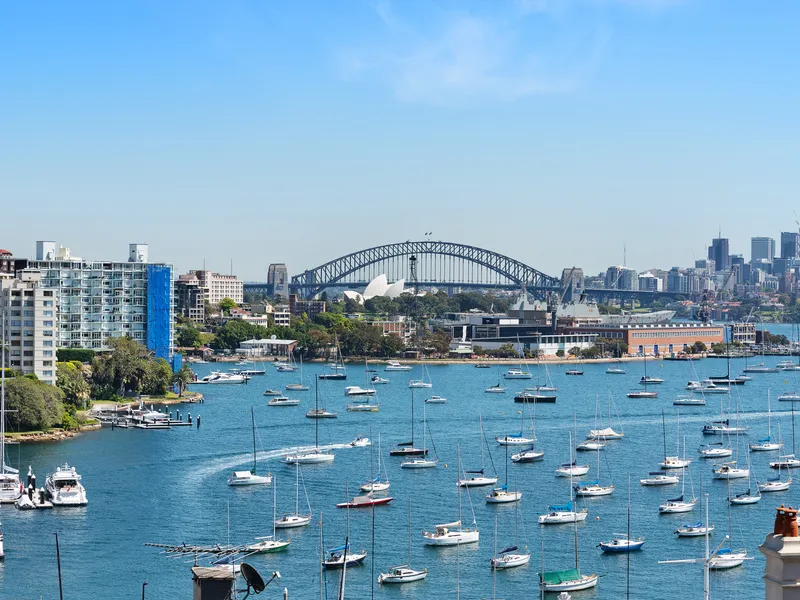 Iconic Harbour View Apartment In Prized Location