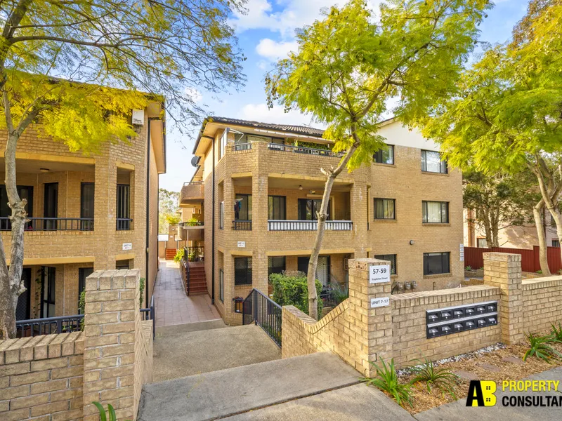 A beautiful townhouse-style unit with 3 bed, & 2 toilets in a prime location!