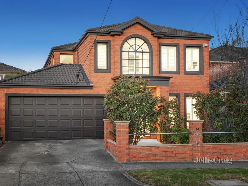 Poolside family lifestyle in the zone