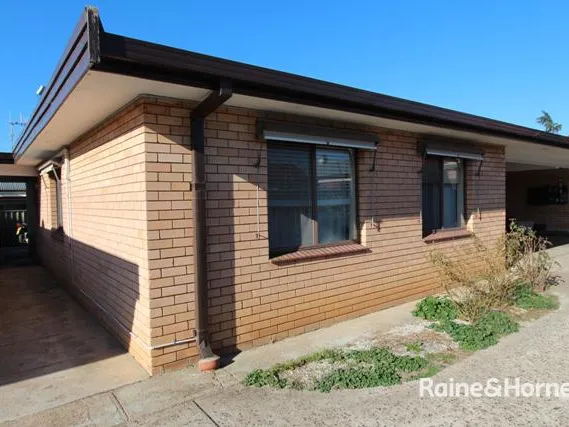 Renovated Unit Close to the CBD, RSL & IGA- Available 15.7.22