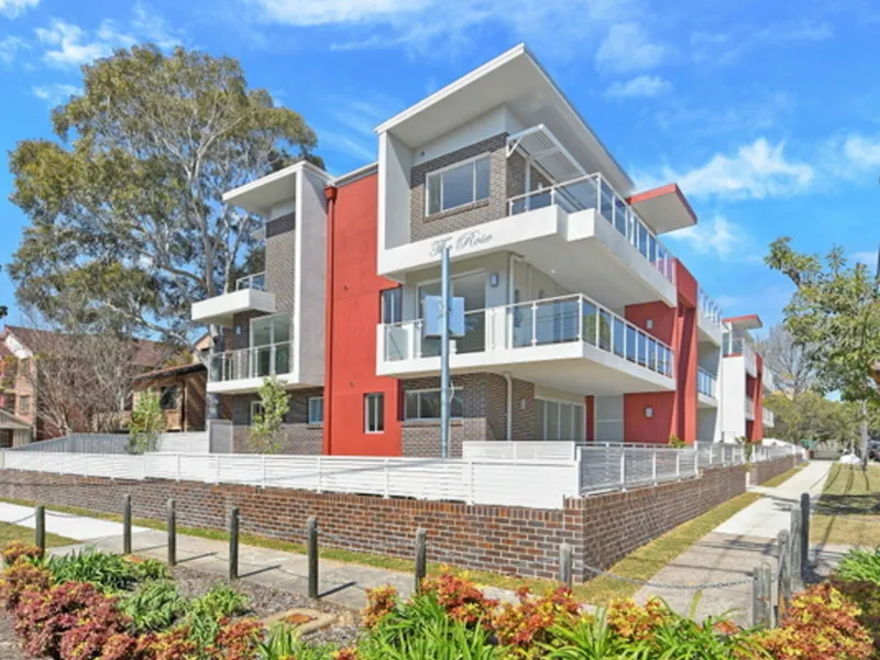 LARGE Modern Living, Great Location