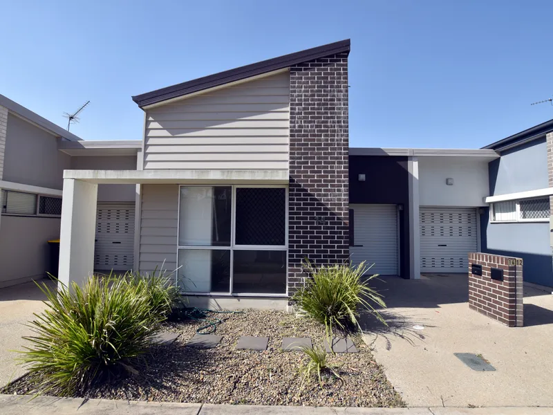 :: COMPACT, MODERN HOME IN VIBRANT HILL CLOSE, PLAYGROUND OPPOSITE (12 IMAGES)